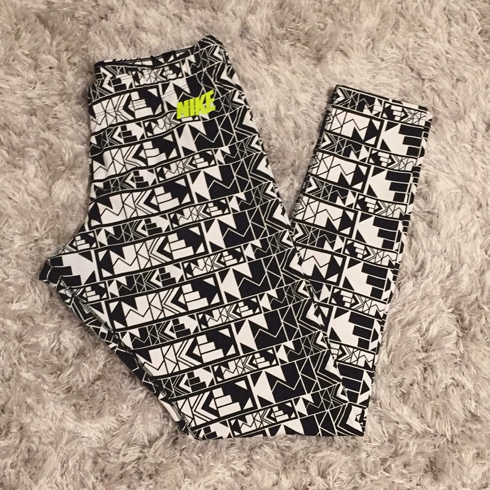 Black and white Nike leggings size large